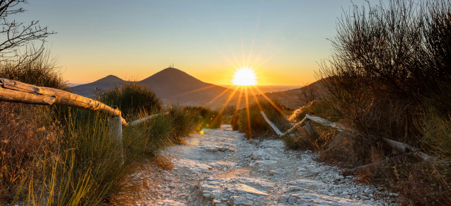 Mottolone sui Colli Euganei al tramonto, sentiero naturale con vegetazione