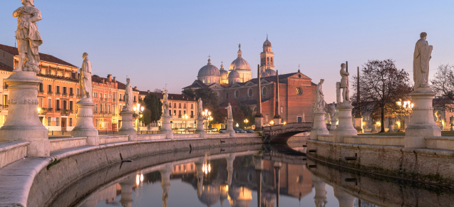 Prato della Valle a Padova con le sue statue e la basilica sullo sfondo, al tramonto